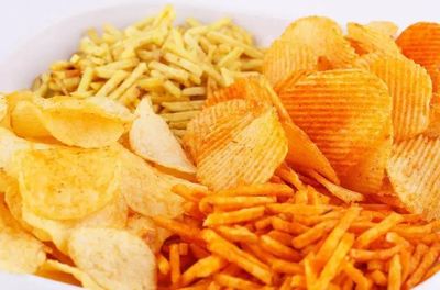 這6種常吃零食對身體危害大，孩子想吃也別縱容！